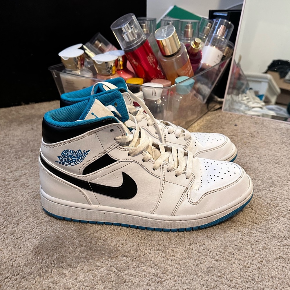 Super cute!! Worn a couple of times but still in great condition